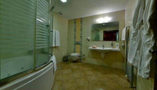 Superior Cave Suite 