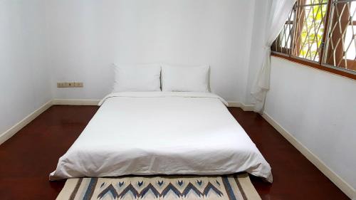Standard Double Room with Shared Bathroom