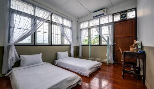 Standard Twin Room with Shared Bathroom