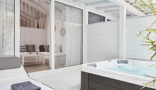 Honeymoon Suite with Outdoor Jacuzzi™