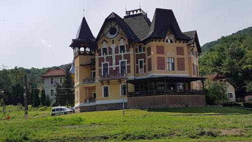 Family Room with Mountain View