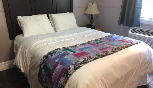 Queen Room with Seating Area