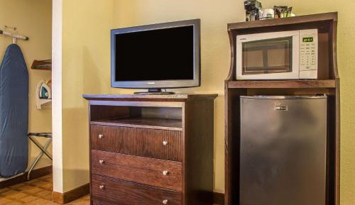 Queen Room - Accessible/Non-Smoking