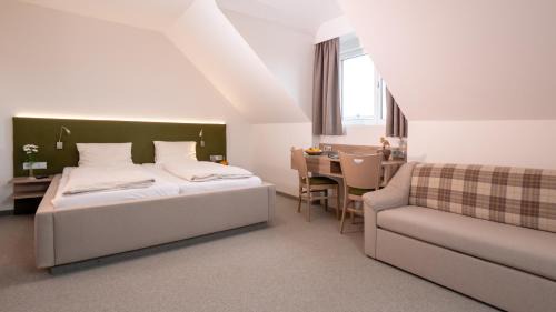 Family Room (2 Adults + 2 Children)