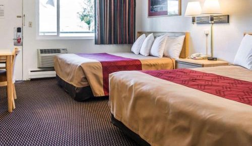 Queen Room with One Queen Bed and One Double Bed - Smoking