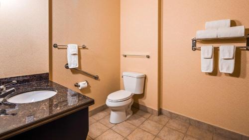 King Room with Roll-In Shower - Mobility Accessible
