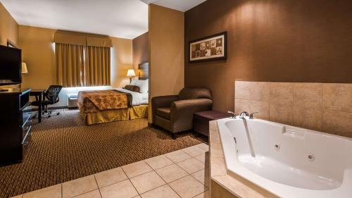 King Suite with Spa Bath and Kitchen