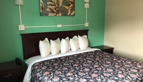 Deluxe King Room - Non-Smoking