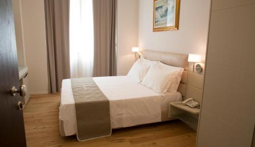King Room with Roll-In Shower - Disability Access
