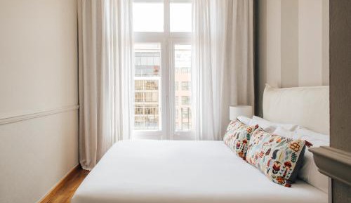 Deluxe Three-Bedroom Apartment