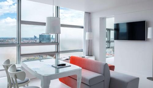 SO King Studio with Ferris Wheel or Newstower View