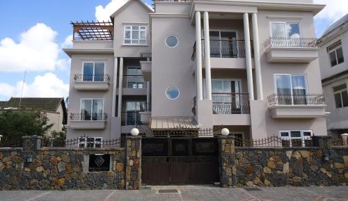 Apartment with Pool View 