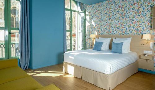 Junior Suite with Balcony and Noter Dame View