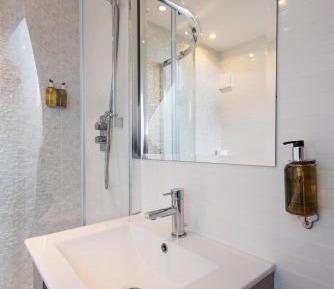 One-Bedroom Queen Suite