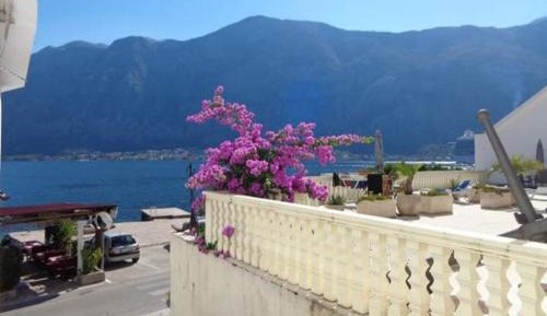 Deluxe Double Room with Side Sea View