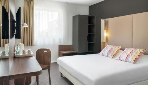Standard Room - 1 Queen Bed