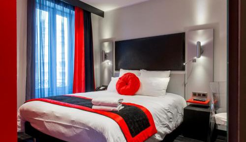 Standard Queen Room with Queen Bed Balcony Side