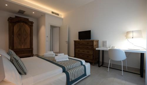 Deluxe Suite with Spa Bath