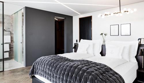 Suite with Bathtub