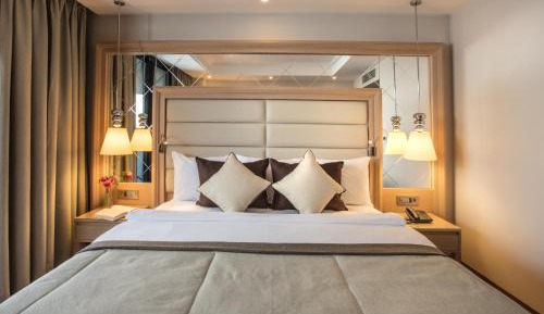 Family Room with Garden View