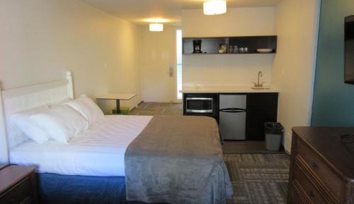 Standard 2 Queen Room
