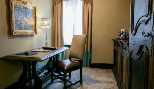Luxury Queen Suite