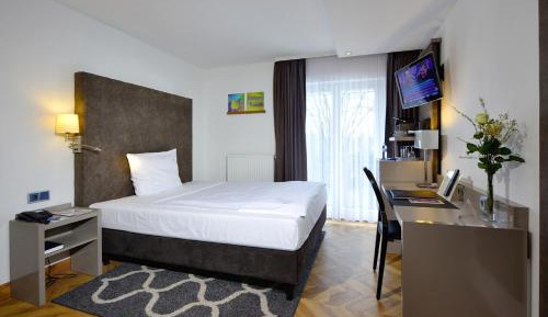 Business Queen Room