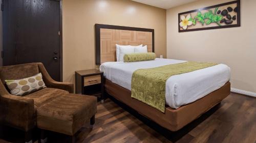 Queen Room with Roll-In Shower - Mobility Accessible