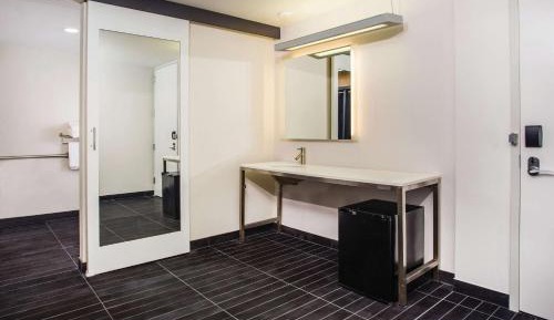 King Room with Mobility/Hearing Impaired Access - Non-Smoking