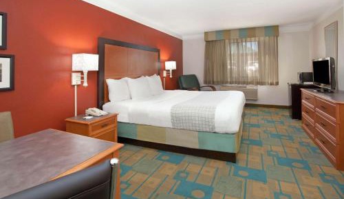 King Room with Bath Tub - Mobility Accessible/Non-Smoking