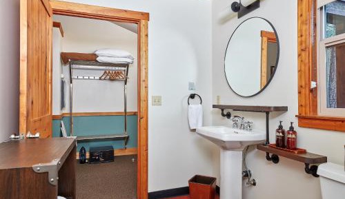 Deluxe King Cabin