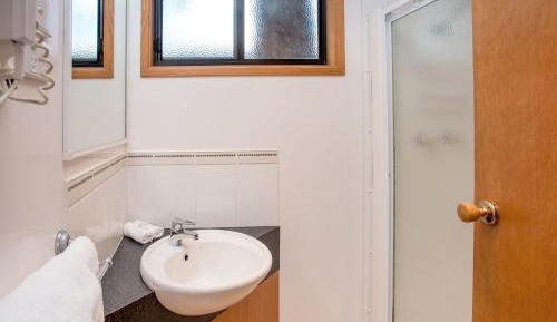 Superior 2 Bedroom Riverfront Cabin - Sleeps 5