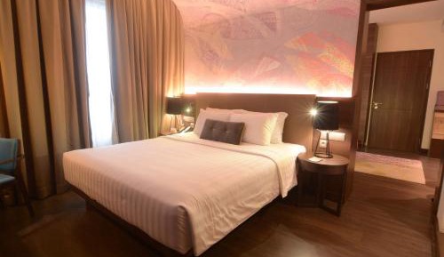 Business Suite with King Bed and Sofa