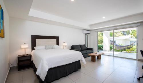 Deluxe Queen Suite