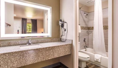 Queen Room with Two Queen Beds and Shower - Non-Smoking/Ground Floor