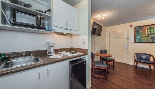 Upgraded Queen Non-Smoking, Kitchenette
