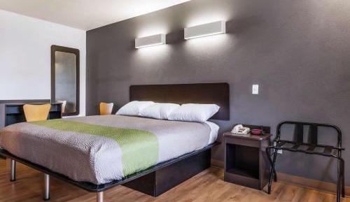 Deluxe King Room - Non-Smoking