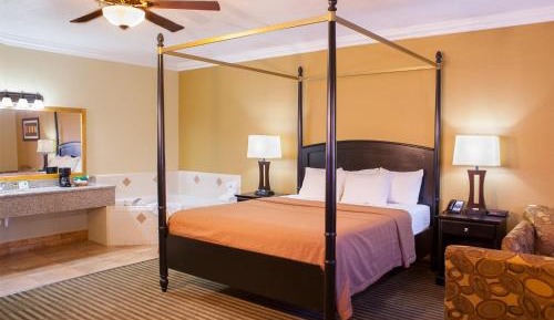 King Room with Spa Bath - Seasonal Fireplace