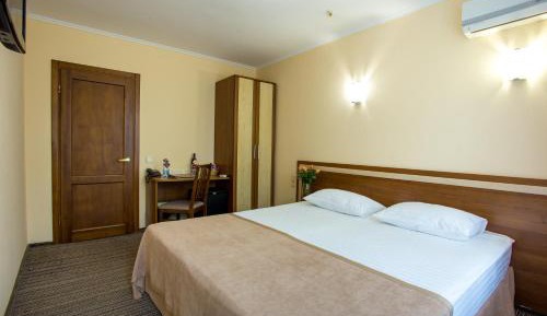 Standard Queen Room