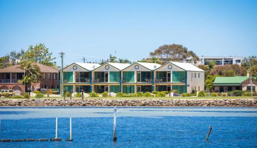 Three-Bedroom Apartment with Lake View