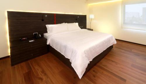Standard King Room with Roll-in Shower - Mobility Accessible