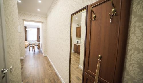 One-Bedroom Apartment - Danyla Halytskoho Square 2