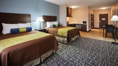 Queen Suite with Two Queen Beds and Sofa Bed - Kitchen