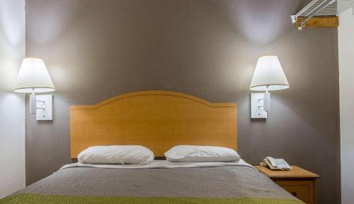 Deluxe Queen Room - Non-Smoking