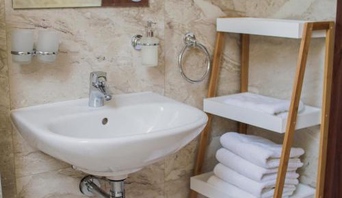 Deluxe Double Room (2 Adults + 1 Child)