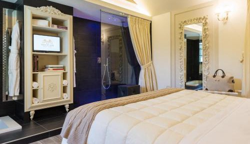 Deluxe Suite with Spa Bath