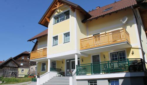 Apartment with Mountain View