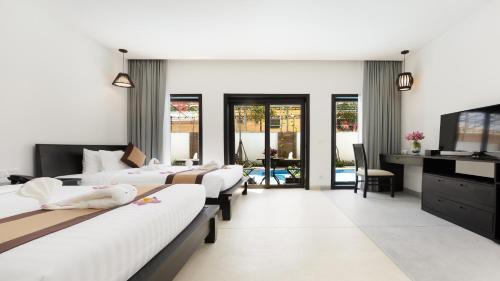 Landmark Twin Room