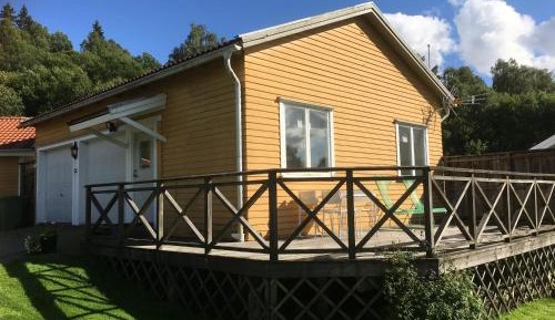 One-Bedroom Cottage with Lake View 