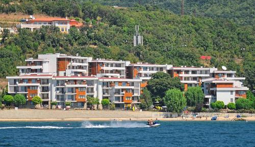 Luxury One-Bedroom Apartment with Sea View